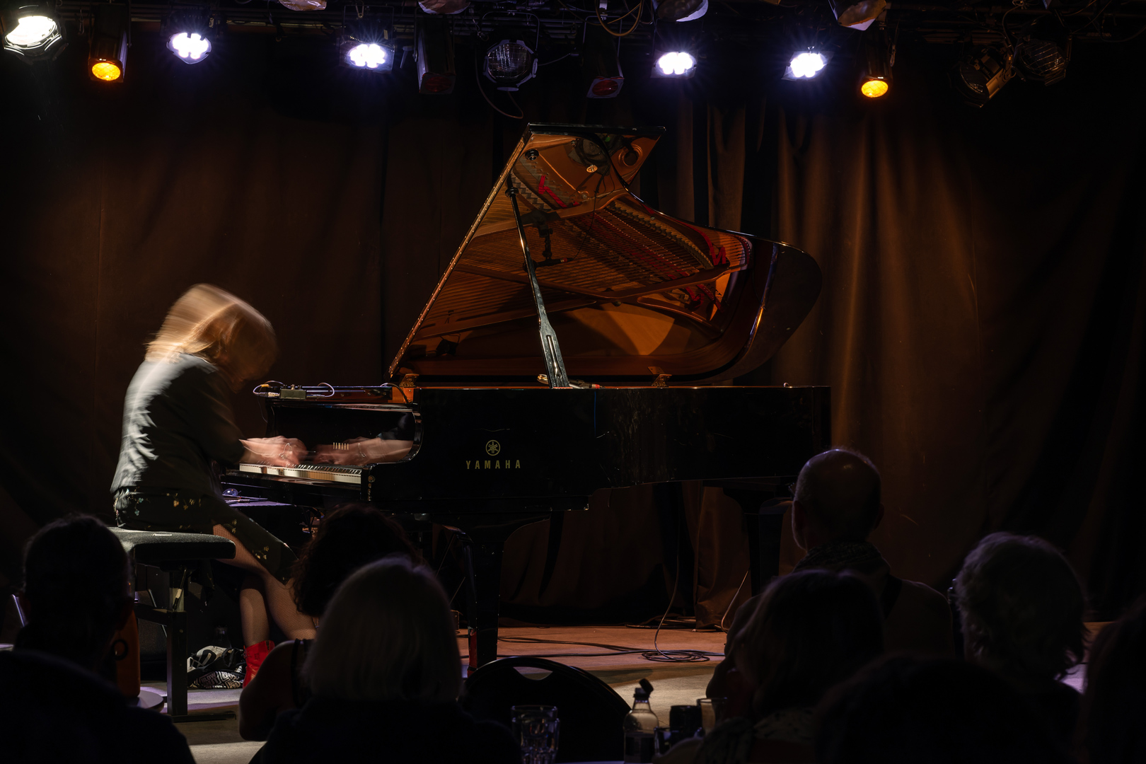 RÊVE DE CONTREBASSE ET PIANO REBELLE